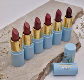 رژ لب جامد کیکو میلانو مدل بریجرتون Bridgerton ballroom beauty satin shine lipstick kiko milano
